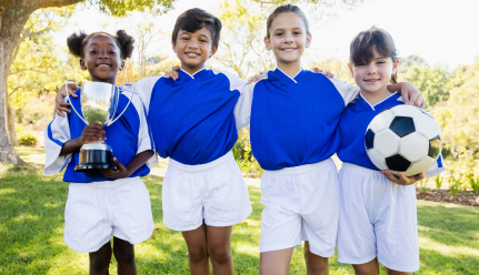 Jeunes footballeurs tenant une couope